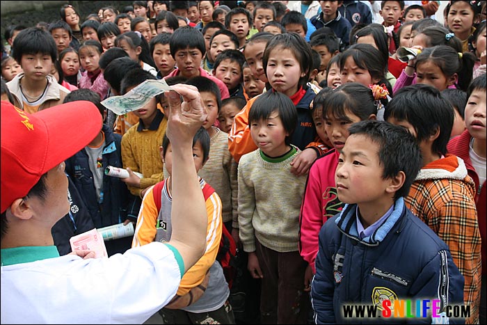 郑仕东给小学生们讲解反假常识