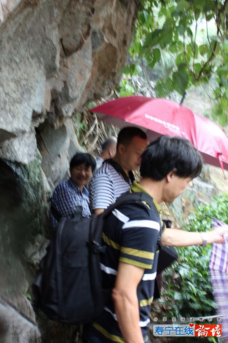 冒雨进斜滩龙水峡谷