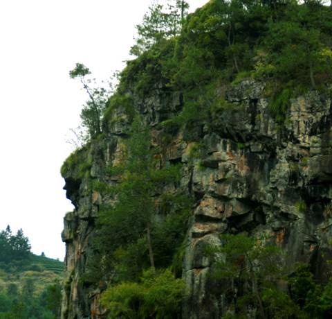 千脸岩 （一个镜头 八张人脸）